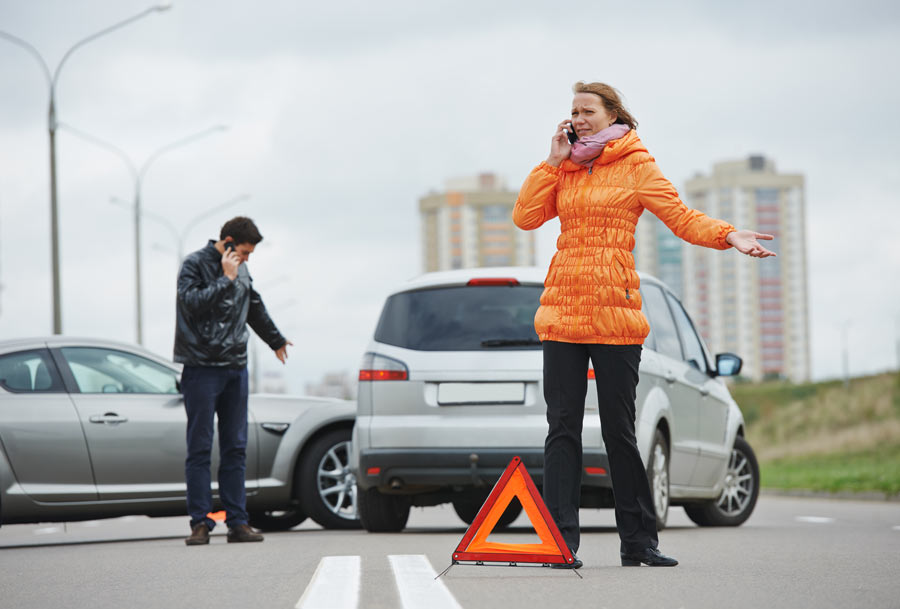 Dos conductores avisan por teléfono tras una colisión leve, primer paso para reclamar la indemnización por accidente de tráfico